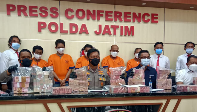 Polda Jatim saat ungakap kasus peredaran uang palsu, Kamis (7/10/2021). (Foto: Khusnul Hasana/TIMES Indonesia). 