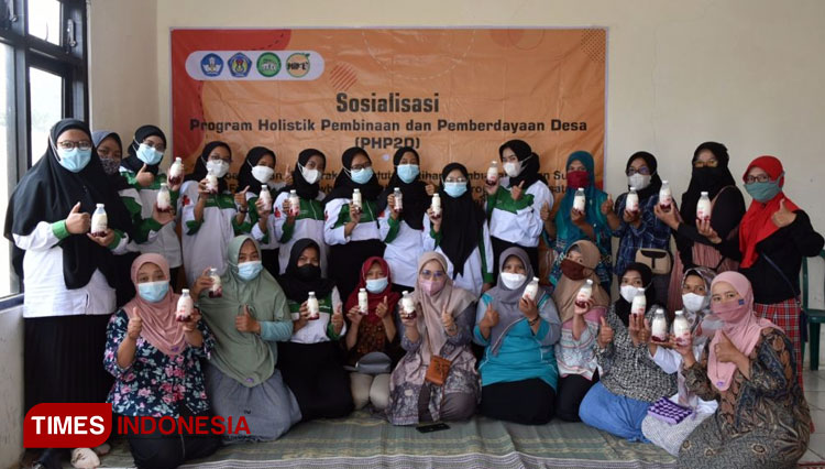 Tim PHP2D Unipma mengajak warga Kampung Susu Lawu untuk membuat produk Fresh Milky Strawberry. (Foto: Tim PHP2D for TIMES Indonesia)
