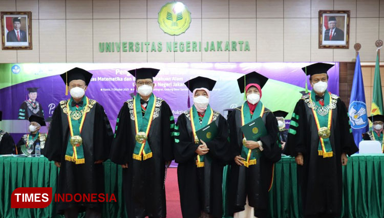 Prof. Komarudin (Rektor UNJ); Prof. Ucu Cahyana; Prof. Muktiningsih; Prof. Edwita; Prof. Hafidz Abbas (Ketua Senat UNJ)