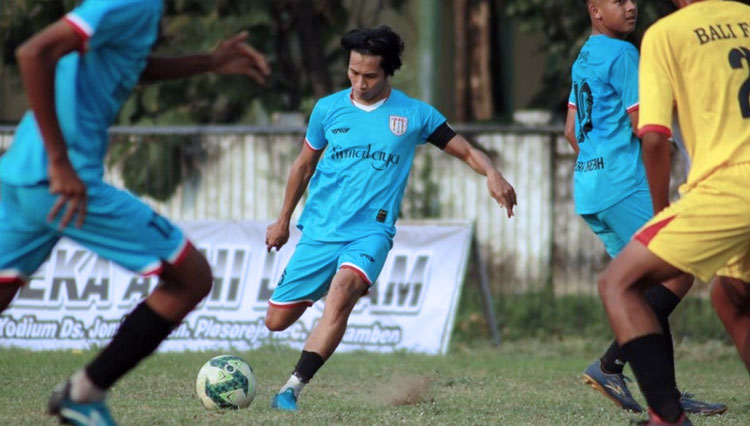 Didit Febrianto, Captain PSID Jombang hendak menendang bola saat laga uji coba pra musim Liga 3 Jatim di Stadion Merdeka Jombang (FOTO : Dok. PSID Jombang)