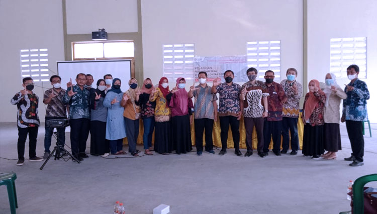Dosen Unesa menggelar Pelatihan Pelayanan jasa di Edu Wisata Lontar Sewu di Kabupaten Gresik (FOTO: Dok. PKM Unesa)