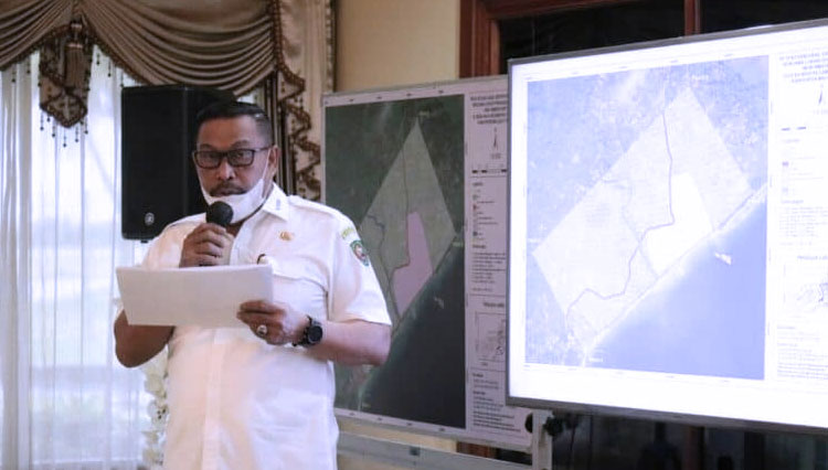 Gubernur Maluku Murad Ismail, serta para rombongan membahas pembangunan Pelabuhan Yos Sudarso di Ambon, Maluku, Kamis (07-10-2021) . (foto: Menko Kemaritiman dan Investasi)