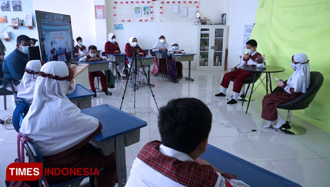 Siswa saat belajar di kelas dengan menerapkan Hybrid Learning (Foto: Akmal/TIMES Indonesia)
