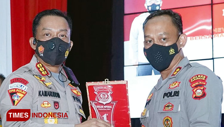 Kapolres Pagaralam AKBP Arif Harsono SIK MH terima plakat penghargaan capaian vaksinasi dari Kapolda Sumsel Irjen Pol Drs Toni Harmanto MH. (Foto : Asnadi/Times Indonesia)