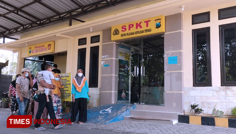 Sejumlah warga melapor ke Mapolres Probolinggo, soal pemotongan dana PKH. (Foto: Dicko W/TIMES Indonesia)