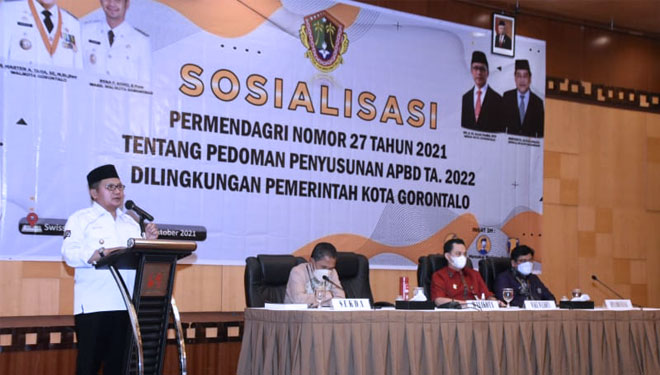 Wali Kota Gorontalo, Marten Taha saat memberikan sambutan di Bimtek TAPD. (Foto: Humas Pemkot Gorontalo)