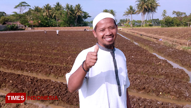 Tanam perdana bawang merah di lahan 2 hektare. H Sahidin saat berada lokasi. (FOTO: Muchlas Hamidi/TIMES Indonesia)