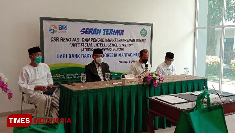Penyerahan CSR dari BRI kepada pihak Universitas Islam Malang terkait Artificial Intelligence Studio. (Foto: Naufal Ardiansyah/TIMES Indonesia)