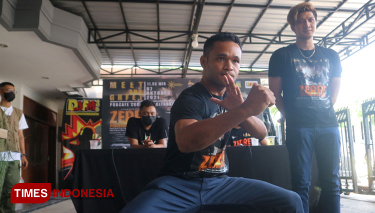 Yudas Alep Itlay (Zerre) menunjukkan kemampuan bela diri silat saat meet and greet di Surabaya, Jumat (8/10/2021).(Foto : Lely Yuana/TIMES Indonesia) 
