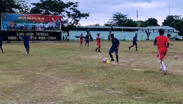 Para pemain Lombok FC saat melakukan latihan di Markas Batalyon Infantri 742/SWY di kompleks TNI AD di Gebang, Kota Mataram. (FOTO: Humas Lombok FC)
