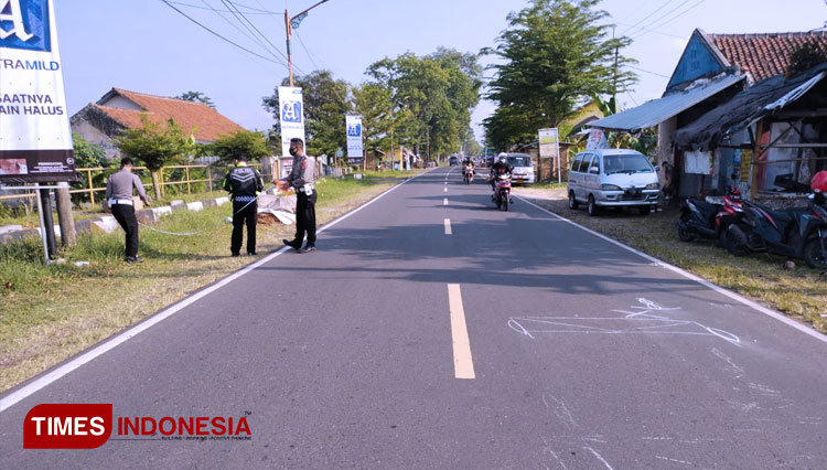 Nampak Polisi sedang melakukan olah TKP di lokasi insiden tabrakan maut yang tewaskan satu orang (Foto: Susi/TIMES Indonesia)