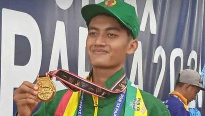 Atlet Motocross asal Kabupaten Lamongan, Ananda Rigi Aditya, menunjukkan medali emas yang diraih di PON XX Papua, Sabtu (9/10/2021). (FOTO: Dispora Lamongan for TIMES Indonesia)