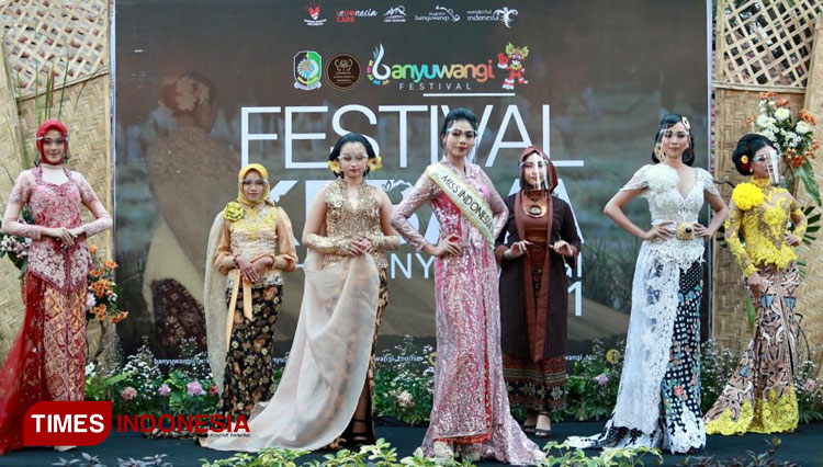 Para model tengah memperagakan kebaya Banyuwangi (Foto : Rizki Alfian/ TIMESIndonesia)