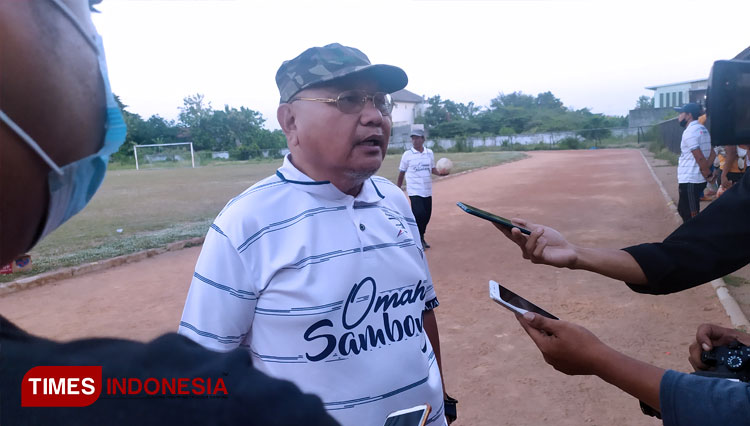 Kuswanto, Pemilik SM Rajawali Biru saat jumpa pers dengan awak media usai pertandingan PSID Jombang Vs SM Rajawali Biru di Stadion Merdeka Jombang, Sabtu (9/10/2021) (FOTO : Rohmadi/TIMES Indonesia) 