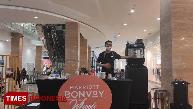 Program Marriott Bonvoy on Wheels di Hartono Mall juga menghadirkan Latte Art by Barista Zain. (Foto: Hendro S.B/TIMES Indonesia)