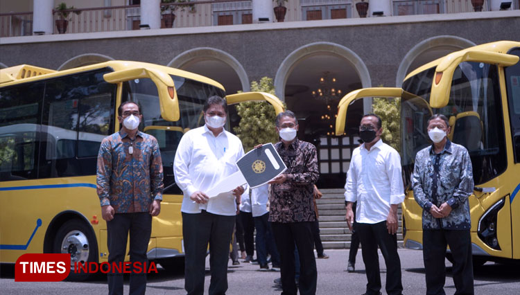 Menko Airlangga memberikan kunci mobil secara simbolis kepada rektor UGM. (FOTO: kemenko perekonomian for TIMES Indonesia)