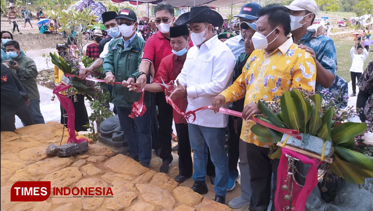 Anggota Komisi VII DPR RI dari Fraksi PDI Perjuangan, Nasyirul Falah Amru, bersama petinggi Unisla, Disparbud Lamongan serta pemerintah Desa Pataan, meresmikan Taman Airlangga, Sabtu (9/10/2021). (FOTO: MFA Rohmatillah/ TIMES Indonesia)