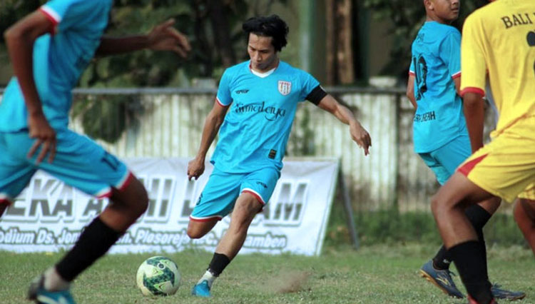 Didit Febrianto, Captain PSID Jombang hendak menendang bola saat laga uji coba pra musim Liga 3 Jatim di Stadion Merdeka Jombang (FOTO : Dok. PSID Jombang)