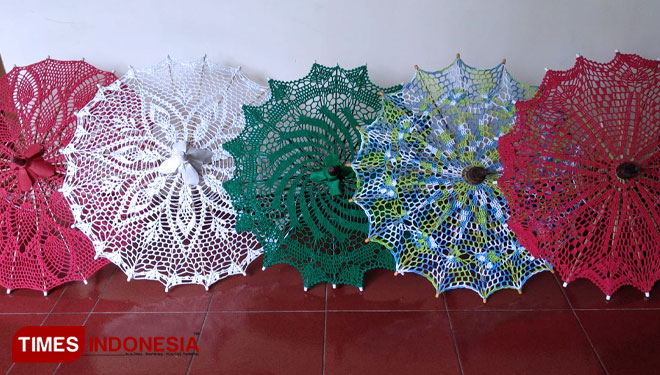 Payung rajutan produk Komunitas Merajut Tasikmalaya menjadi salah satu produk unggulan dan favorit untuk oleh-oleh dari Kota Tasikmalaya. (FOTO: Yayu Rismawan/TIMES Indonesia)