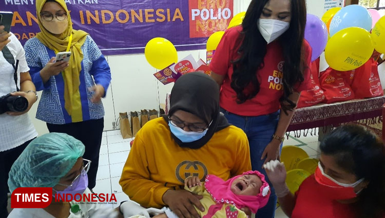 Proses pemberian vaksinasi DPT dan polio untuk Balita di Rs Gotong Royong Surabaya (FOTO: Shinta Miranda/TIMES Indonesia)