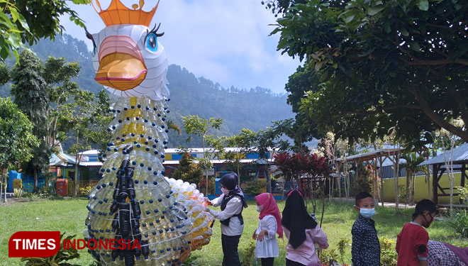 Siswa SDN Songgokerto 3 Kota Batu menghidupkan kembali legenda Angsa Betina dengan membuat hiasan taman yang memanfaatkan sampah botol air mineral. (Muhammad Dhani Rahman/TIMES Indonesia)