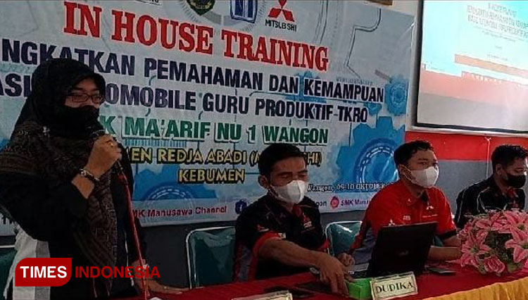 Waka SMK Maarif NU 1 Wangon Riyanti Susiloningtyas dalam In House Training TKRO. ( Foto:Riyanti For TIMES Indonesia)