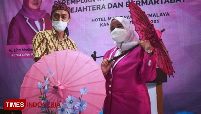 Salah seorang perajin Payung Geulis Kota Tasikmalaya Eri Aksa berfoto di salah satu event di Tasikmalaya (FOTO: Eri Aksa/TIMES Indonesia)
