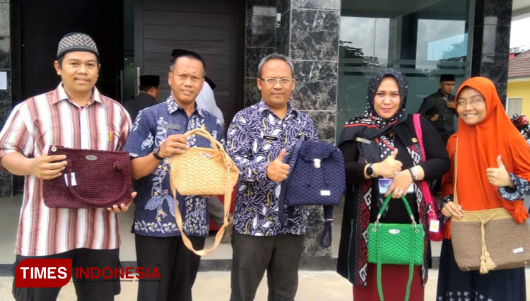 Tas rajut Ummi buatan pelaku UMKM Kota Banjar merupakan binaan Dinas KUKMP Kota Banjar (Foto: Dok. Tas rajut Ummi)