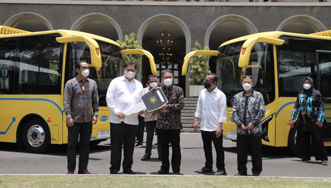 Menko Perekonomian RI, Airlangga Hartarto (kedua kiri) ketika menyerahkan kunci kendaraan kepada Rektor UGM (FOTO: Humas UGM for TIMES Indonesia) 