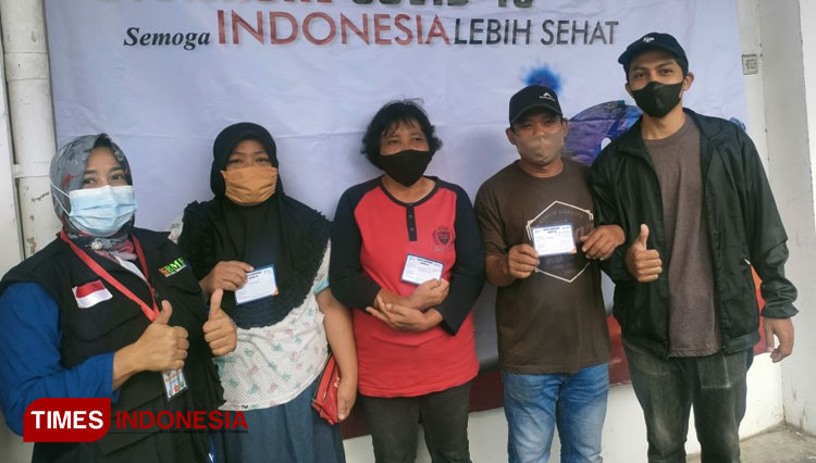 Para Pedagang Pasar Kebalen Setelah Mendapatkan Suntik Vaksin, Foto Bersama di Papan Boot di Lantai 2 Pasar Kebalen Kota Malang, Sabtu (9/10). (FOTO: AJP TIMES Indonesia)
