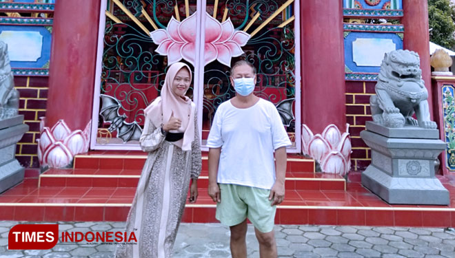Yuantika lu'luul MaknunahMahasiswa sekolah tinggi agama Islam Yogyakarta dari kiri bersama ketua Vihara Avalokitesvara, Kosala Mahinda.(Foto: Akhmad Syafi'i/TIMES Indonesia)