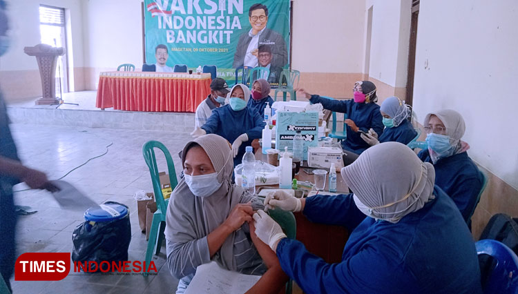 Warga saat mengikuti vaksinasi yang dihelat DPC PKB di balai Desa Sumberdodol, Panekan, Magetan, Sabtu (9/10/2021). (FOTO: M Kilat Adinugroho/TIMES Indonesia)