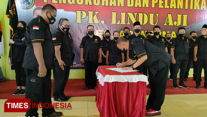 Ketua Lindu Aji PK Adiwerna, Nur Sidik menandatangani pelantikan kepengurusan. (Foto: Mas Boy for TIMES Indonesia)