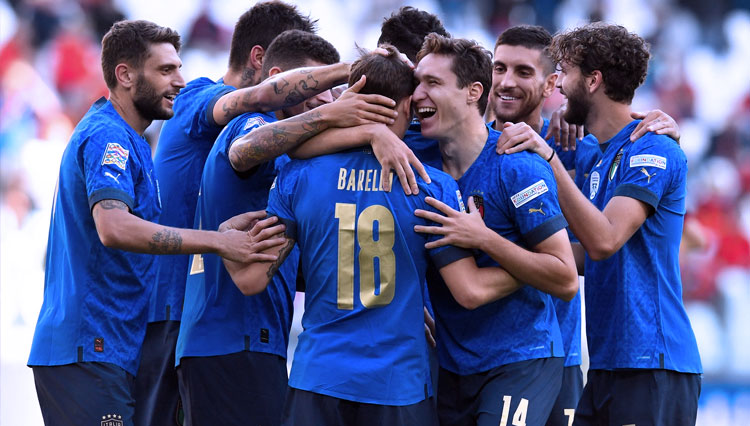 Barella merayakan gol indahnya bersama skiad Italia (FOTO: twitter/@uefa)