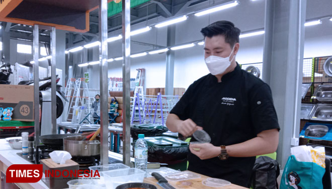 Finalis Master Chef Indonesia season 6, Chef Christo, saat memandu cooking demo bersama Modena di Kota Malang. (Foto: Naufal Ardiansyah/TIMES Indonesia)