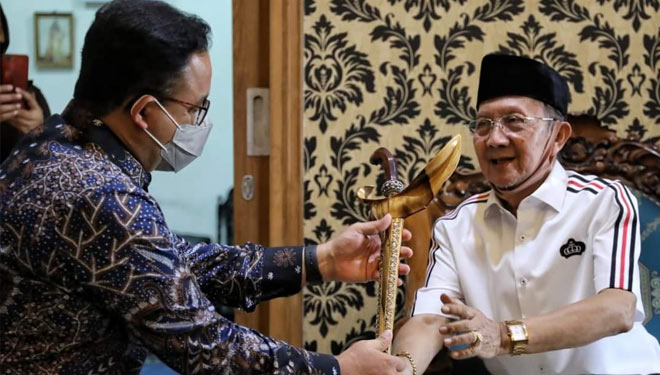 Momen saat Ki Manteb Sudarsono memberikan keris kepada Gubernur DKI Jakarta Anies Baswedan. (FOTO: dok Anies Baswedan)