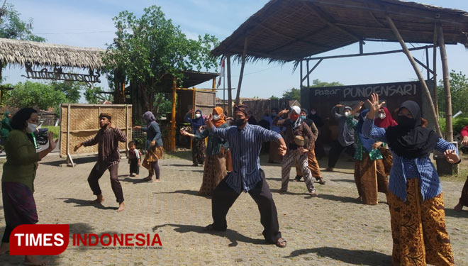 Para pedagang Pasar Pundensari menampilkan atraksi tari di depan pengunjung. (Foto: Yupi Apridayani/TIMES Indonesia)