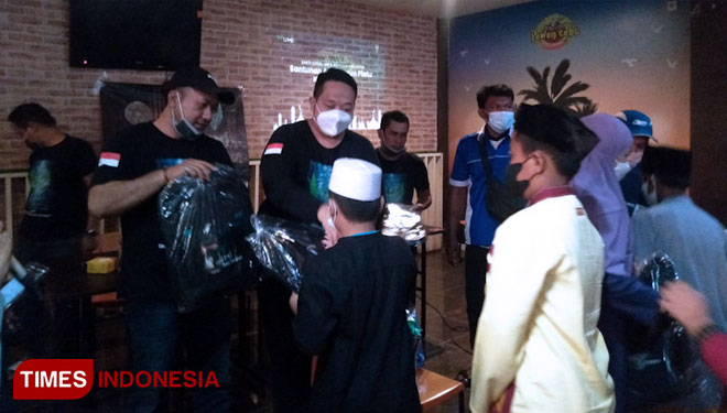 Komunitas Roy Club Indonesia Gresik saat memberikan tas kepada anak yatim (Foto: Akmal/TIMES Indonesia)