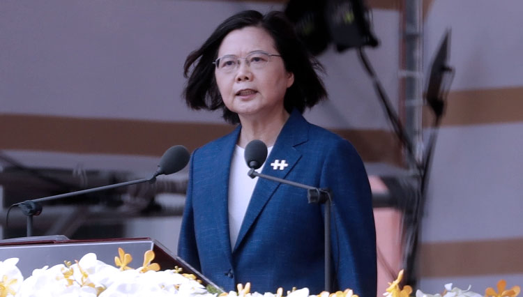 Presiden Taiwan Tsai Ing-wen saat memberikan pidato pada perayaan Hari Nasional di depan Gedung Kepresidenan di Taipei, Taiwan pada Minggu, 10 Oktober 2021. (FOTO: Chiang Ying-ying/AP)