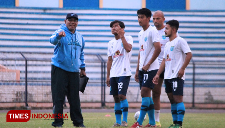 Pelatih Persela, Iwan Setiawan, memberikan arahan kepada pemain, dalam latihan yang berlangsung di Stadion Surajaya, Senin (11/10/2021). (FOTO: MFA Rohmatillah/ TIMES Indonesia)
