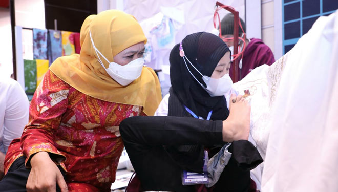 Gubernur Jatim Khofifah meninjau dan memuji berbagai produk UMKM Disabilitas di Jatim Fair Hybrid 2021, Grand City Surabaya akhir pekan lalu, Sabtu (9/10/2021).(Dok.Humas Pemprov Jatim) 