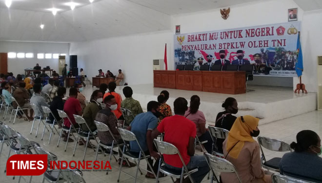 Kodim 1601 Sumba Timur saat menyalurkan bantuan kepada para pedagang kaki lima dan warung di Gedung Nasional UT Marisi Waingapu.(FOTO:Habibudin/TIMES Indonesia)