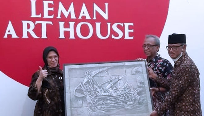 Dirut Badan Otorita Borobudur Ir Indah Juanita MM menerima lukisan 'Samudra Raksa' karya Wasis Subroto saat membuka Pameran GoART Kelompok Termos85 di Leman Art House. (FOTO: Erwan for TIMES Indonesia)
