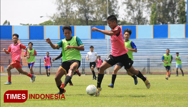 Para pemain muda unjuk kemampuan dalam seleksi EPA Persela U-18, di Stadion Surajaya Lamongan, Senin (11/10/2021). (FOTO: MFA Rohmatillah/ TIMES Indonesia)