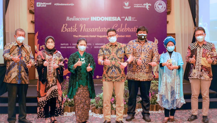 Menparekraf RI, Sandiaga Salahuddin Uno (keempat dari kiri) usai peluncuran Batik Nusantara Celebration dari ALL - Accor Live Limitless (FOTO: Grup Accor for TIMES Indonesia) Sandiaga ketika meninjau salah satu pameran batik di loby The Phoenix Hotel Yogy