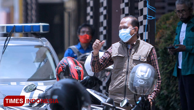 Kepala Disporaparbud, Sugeng Wiyanto acungkan jempol saat keluar untuk salat duhur. (FOTO: Ryan/TIMES Indonesia)