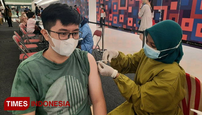 Vaksinasi yang dilakukan di Surabaya (FOTO: Shinta Miranda/TIMES Indonesia)