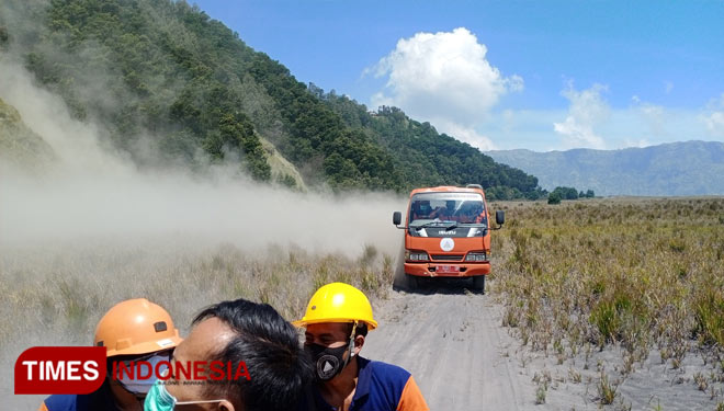 Tim reaksi cepat BPBD Kabupaten Probolinggo berikan bantuan pemadaman api di tebing Bromo. (FOTO: Ryan/TIMES Indonesia)