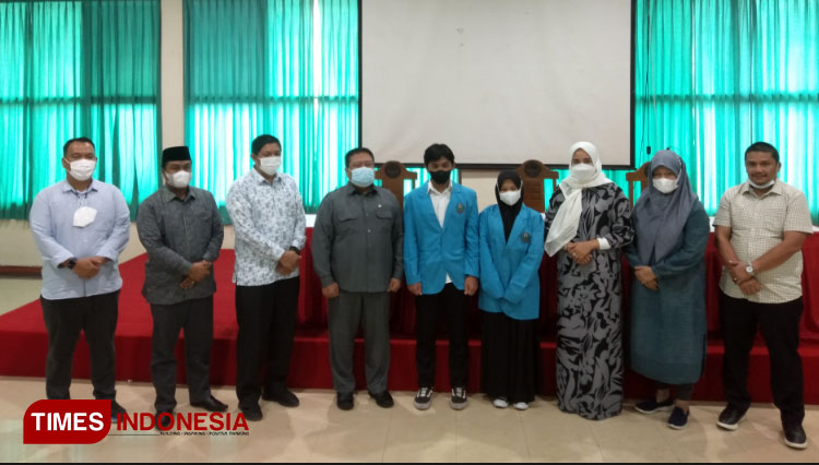 Wakil Direktur Polije beserta Anggota DPR Aceh dan Badan pengemban SDM Aceh saat menyerahkan 14 mahasiswa. (Foto: Arip Ripaldi/TIMES Indonesia). 