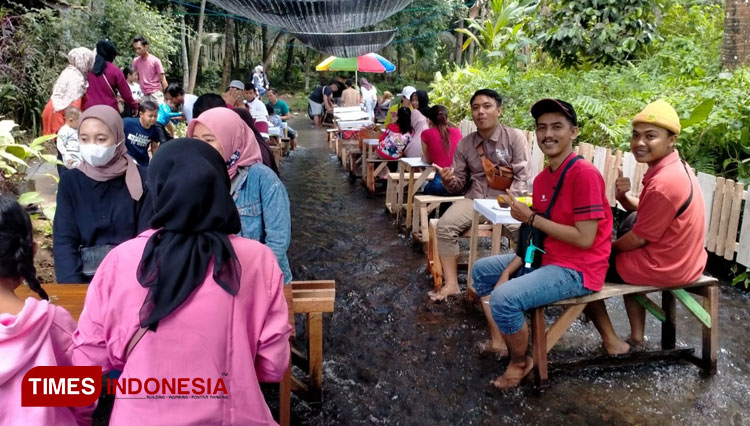 Suasana Warung Kali Sodong Banyuwangi. (FOTO: Agung Sedana/ TIMES Indonesia)